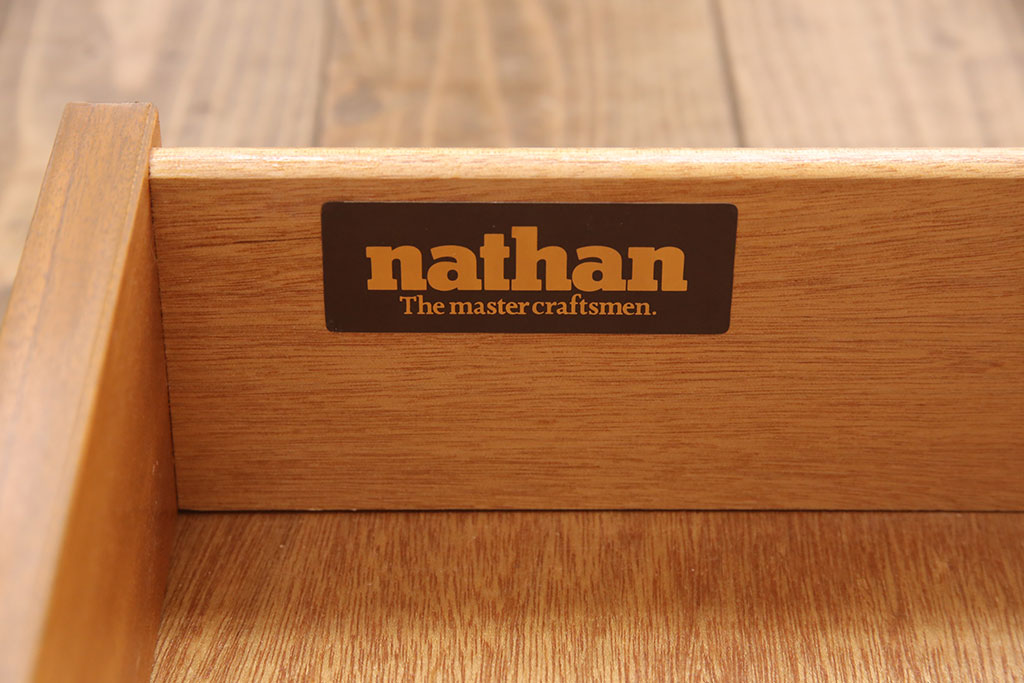 イギリスヴィンテージ　チーク材　人気のデザイン!　nathan(ネイサン)社製のガラス戸がおしゃれなキャビネット(収納棚、飾り棚、食器棚、ビンテージ)(R-050131)