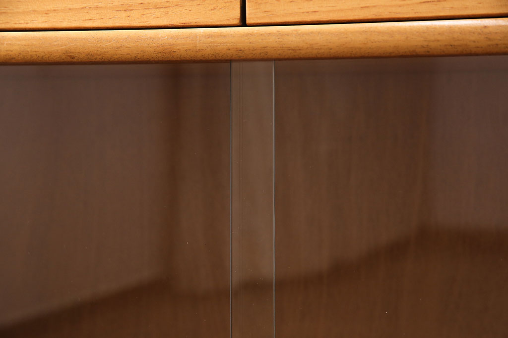 イギリスヴィンテージ　チーク材　人気のデザイン!　nathan(ネイサン)社製のガラス戸がおしゃれなキャビネット(収納棚、飾り棚、食器棚、ビンテージ)(R-050131)