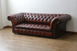 中古　超美品　イギリスハンドメイド　DISTINCTIVE CHESTERFIELDS(ディスティンクティブ・チェスターフィールド)　本革(レザー)　クラシカルなお部屋の主役にピッタリの3シーターチェスターフィールドソファ(三人掛け、3P、アームソファ、英国)(R-079762)