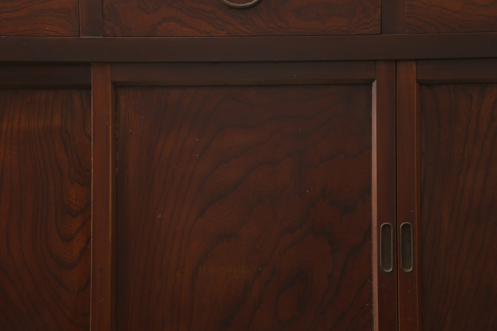 和製アンティーク　前面漆塗り　品のある佇まいが魅力の四枚引き戸のサイドボード(カウンターテーブル、サイドキャビネット、収納棚、戸棚、店舗什器)(R-075013)