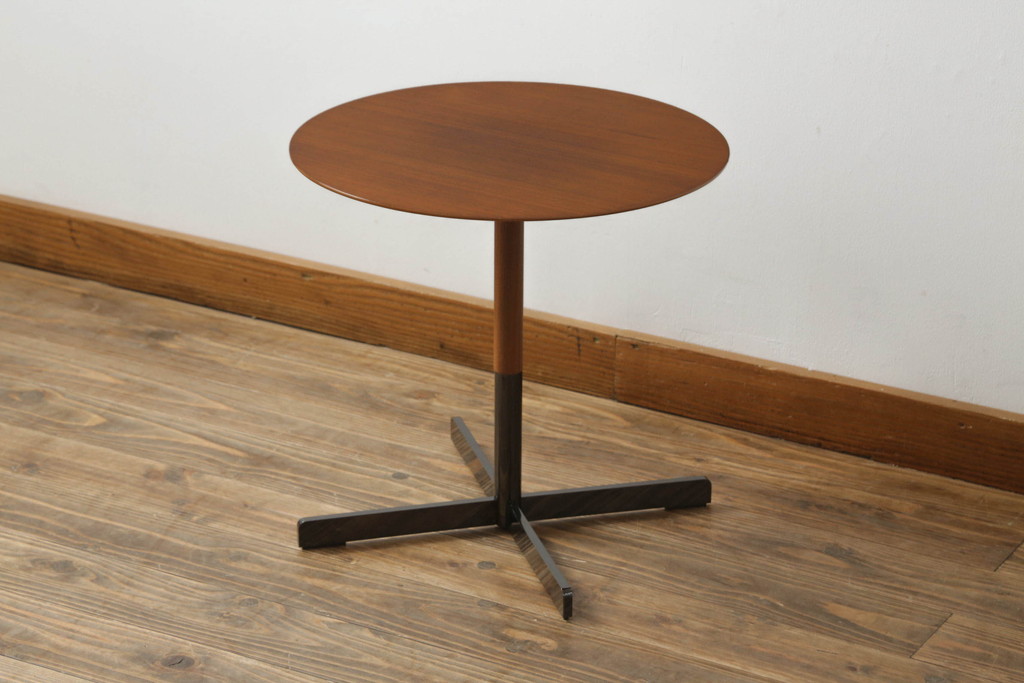 中古　美品　イタリア家具　Poltrona Frau(ポルトローナフラウ)　TAVOLO　BOB(ボブ) ロータイプ　ジャン・マリー・マッソー　ウォールナット材　スタイリッシュなデザインが魅力のサイドテーブル(ローテーブル、センターテーブル、ラウンドテーブル、丸テーブル、カフェテーブル、コーヒーテーブル)(定価約26万6千円)(R-064038)