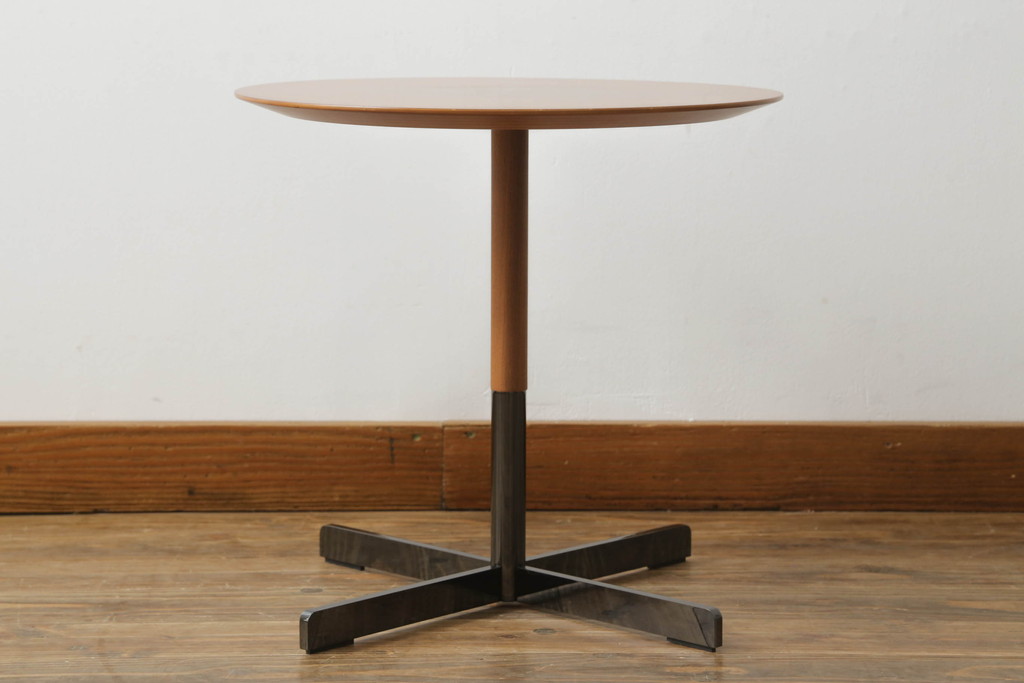 中古　美品　イタリア家具　Poltrona Frau(ポルトローナフラウ)　TAVOLO　BOB(ボブ) ロータイプ　ジャン・マリー・マッソー　ウォールナット材　スタイリッシュなデザインが魅力のサイドテーブル(ローテーブル、センターテーブル、ラウンドテーブル、丸テーブル、カフェテーブル、コーヒーテーブル)(定価約26万6千円)(R-064038)