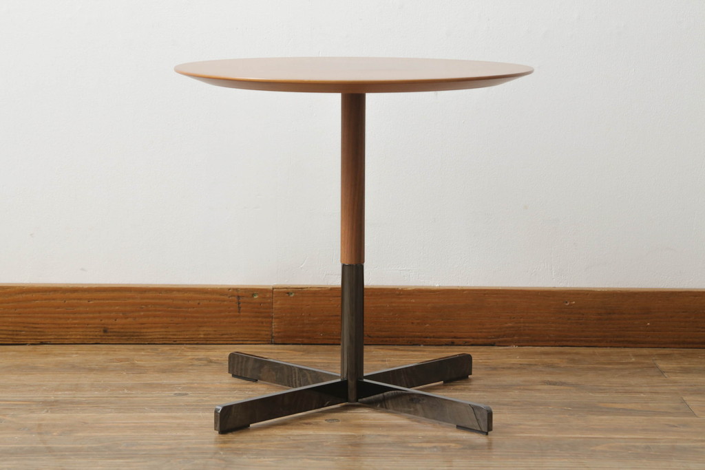 中古　美品　イタリア家具　Poltrona Frau(ポルトローナフラウ)　TAVOLO　BOB(ボブ) ロータイプ　ジャン・マリー・マッソー　ウォールナット材　スタイリッシュなデザインが魅力のサイドテーブル(ローテーブル、センターテーブル、ラウンドテーブル、丸テーブル、カフェテーブル、コーヒーテーブル)(定価約26万6千円)(R-064038)