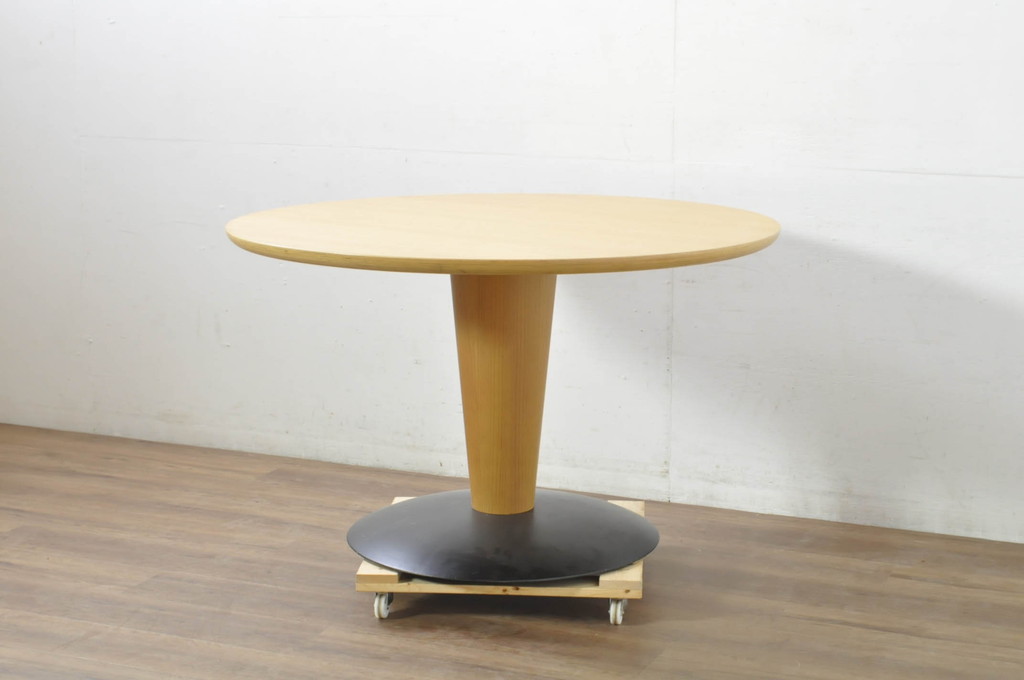 中古　美品　arflex(アルフレックス)　ステーションチェントロ(STATION CENTRO)　洗練されたモダンデザインが魅力的なダイニングテーブル(定価約45万円)(ラウンドテーブル、丸テーブル、食卓)(R-080284)