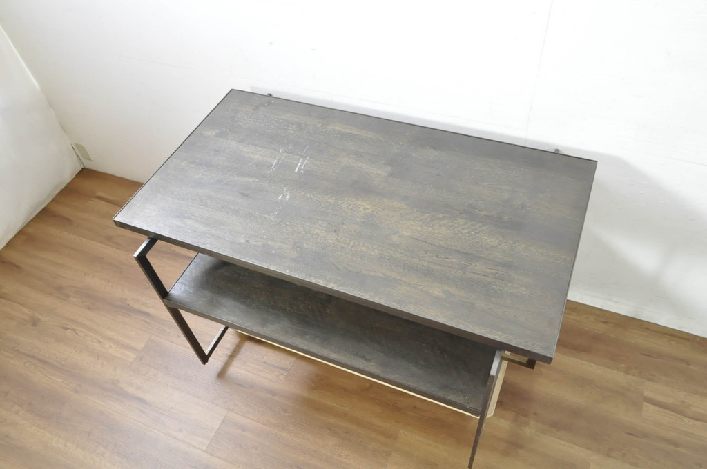中古　シンプルで直線的なデザインが格好良いアパレル用展示台(作業台、飾り台、陳列台、コンソールテーブル、店舗什器、ディスプレイ台)(R-078027)