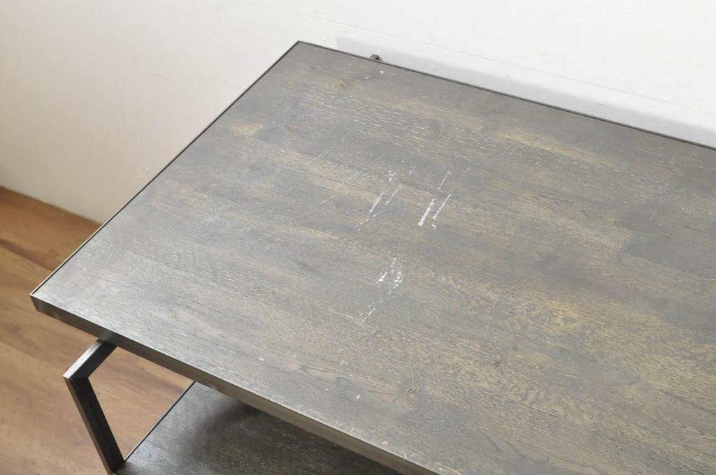中古　シンプルで直線的なデザインが格好良いアパレル用展示台(作業台、飾り台、陳列台、コンソールテーブル、店舗什器、ディスプレイ台)(R-078027)