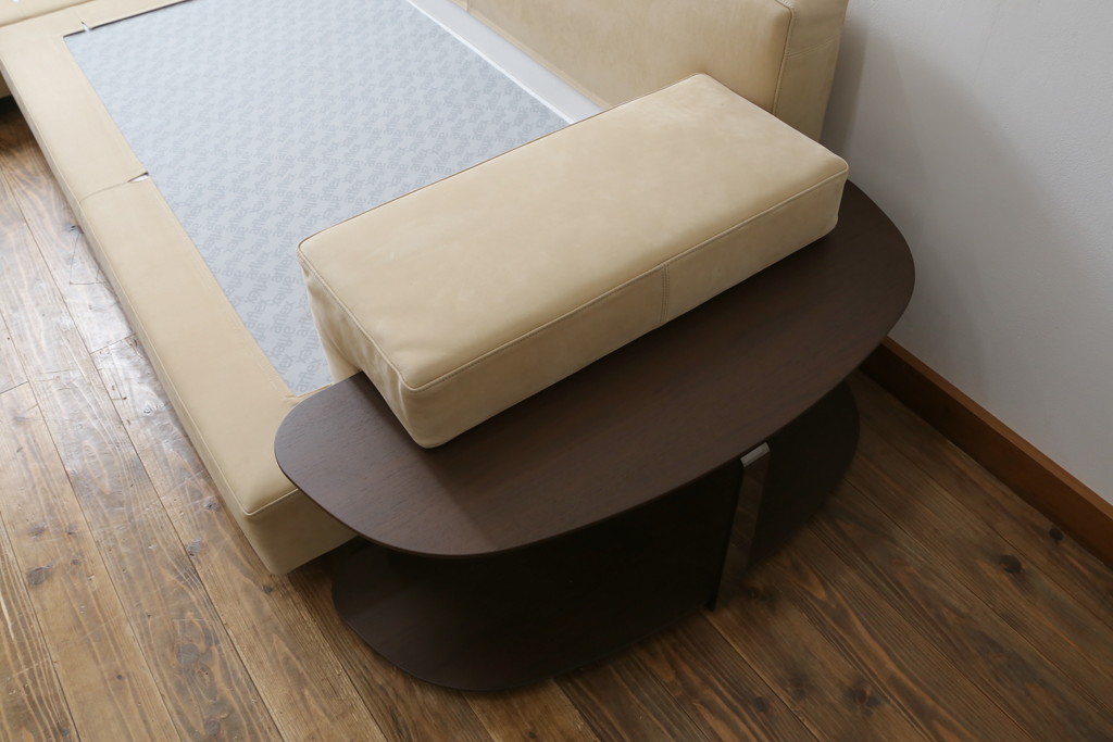中古　美品　arflex(アルフレックス)　GRAN(グラン)　サイドテーブル付き　レーザーとファブリックの組み合わせがお洒落なクッション付きシステムソファ(本革、カウチソファ、コーナーソファ、ラウンドソファ、アームソファ)(R-068386)