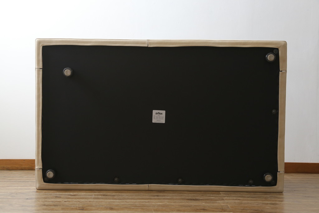 中古　美品　arflex(アルフレックス)　GRAN(グラン)　サイドテーブル付き　レーザーとファブリックの組み合わせがお洒落なクッション付きシステムソファ(本革、カウチソファ、コーナーソファ、ラウンドソファ、アームソファ)(R-068386)