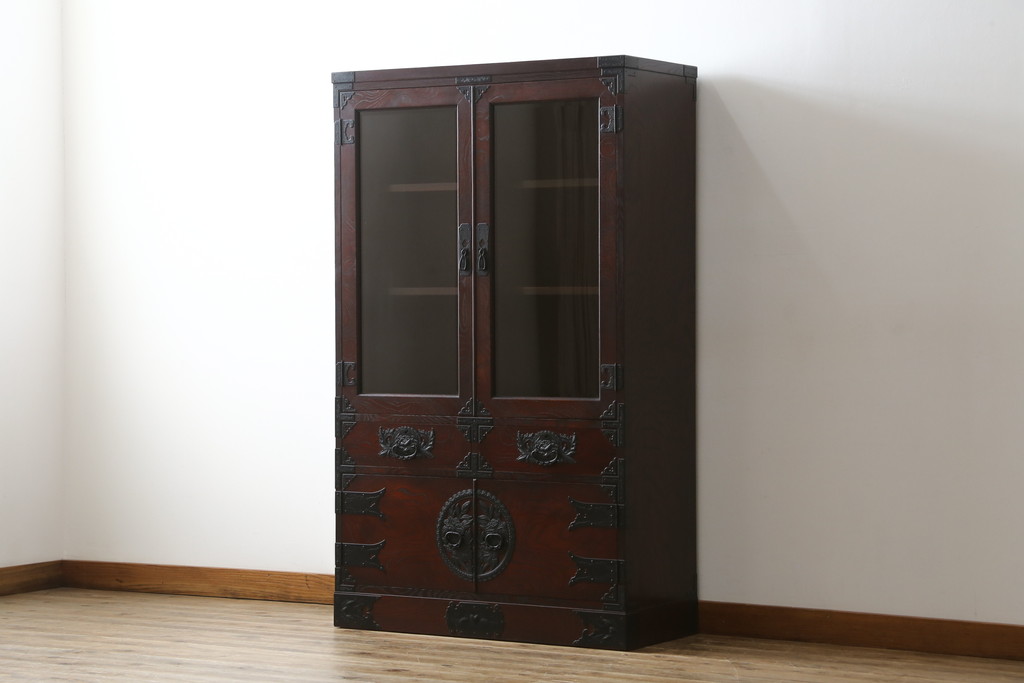 中古　欅産業　拭き漆塗り　立派な金具が目を引く仙台箪笥キャビネット(水屋箪笥、食器棚、戸棚、収納棚)(定価約55万円)(R-057082)