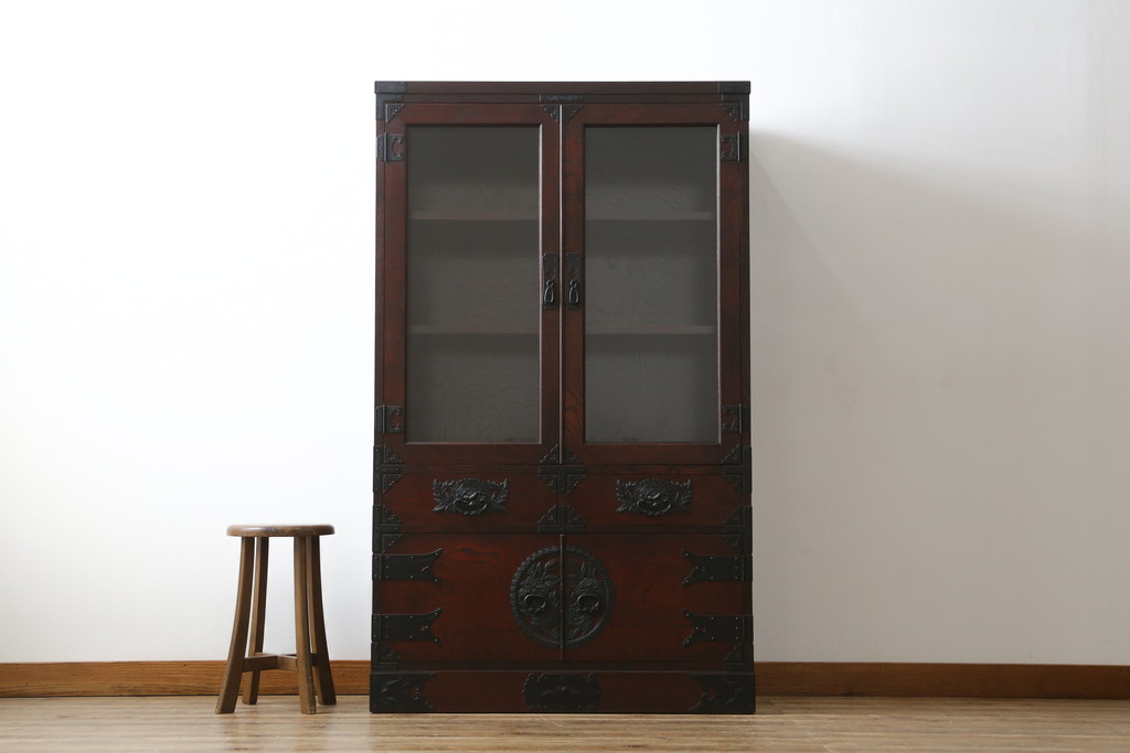 中古　欅産業　拭き漆塗り　立派な金具が目を引く仙台箪笥キャビネット(水屋箪笥、食器棚、戸棚、収納棚)(定価約55万円)(R-057082)