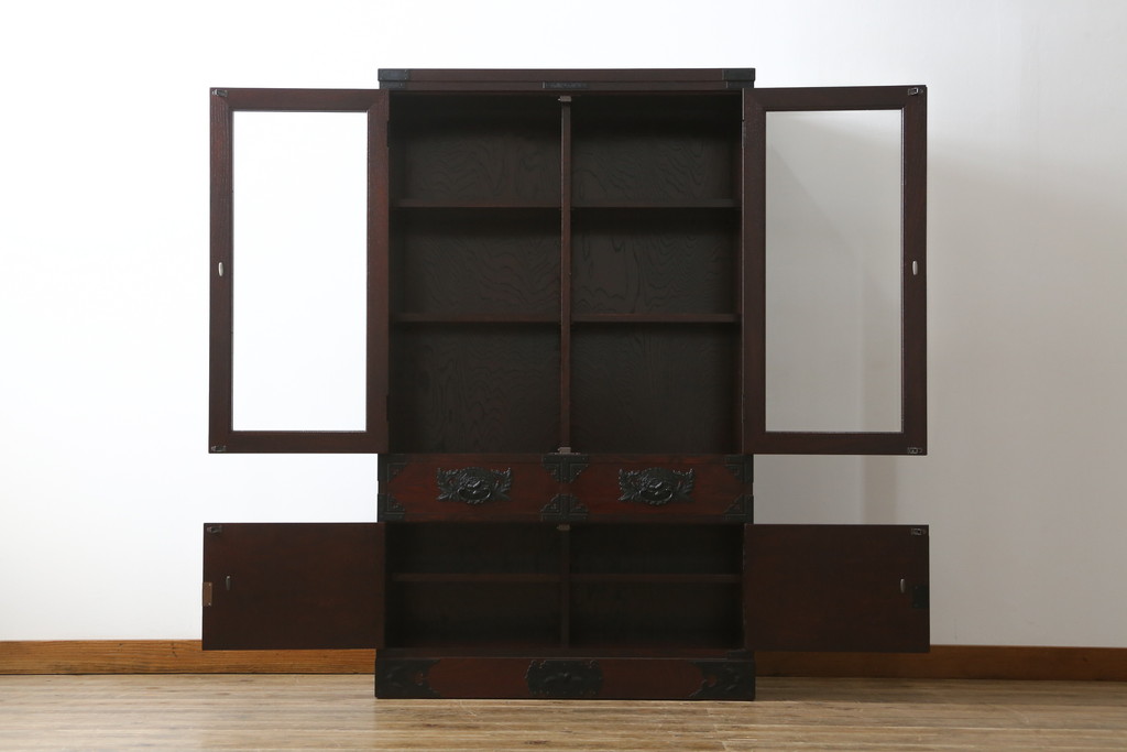 中古　欅産業　拭き漆塗り　立派な金具が目を引く仙台箪笥キャビネット(水屋箪笥、食器棚、戸棚、収納棚)(定価約55万円)(R-057082)