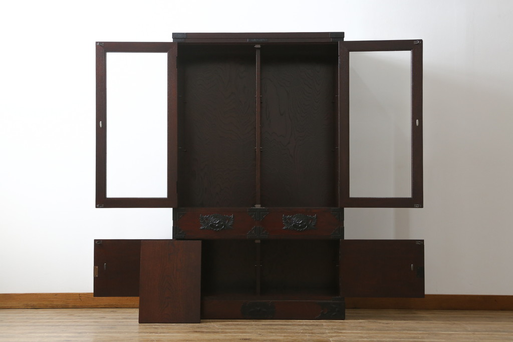 中古　欅産業　拭き漆塗り　立派な金具が目を引く仙台箪笥キャビネット(水屋箪笥、食器棚、戸棚、収納棚)(定価約55万円)(R-057082)