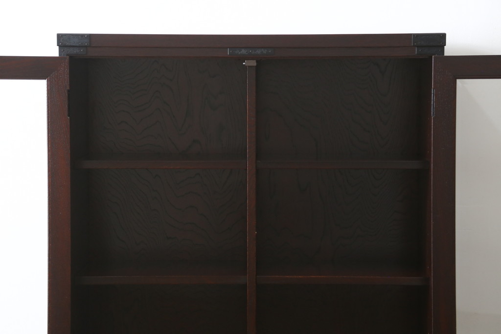 中古　欅産業　拭き漆塗り　立派な金具が目を引く仙台箪笥キャビネット(水屋箪笥、食器棚、戸棚、収納棚)(定価約55万円)(R-057082)