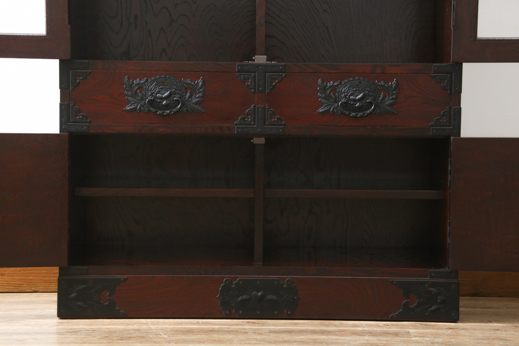 中古　欅産業　拭き漆塗り　立派な金具が目を引く仙台箪笥キャビネット(水屋箪笥、食器棚、戸棚、収納棚)(定価約55万円)(R-057082)
