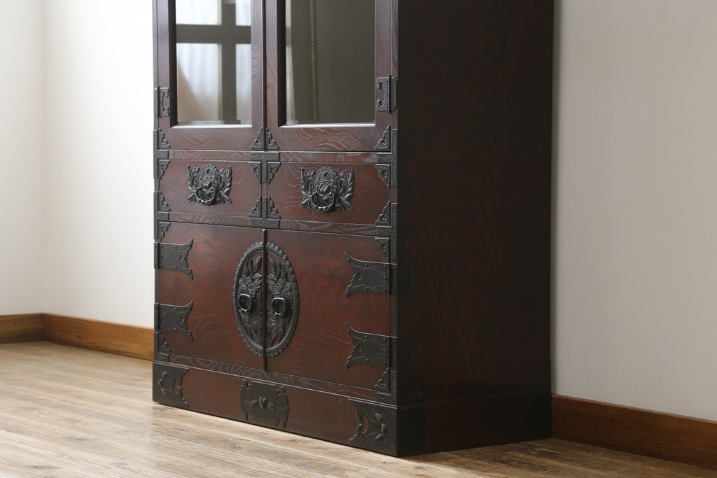 中古　欅産業　拭き漆塗り　立派な金具が目を引く仙台箪笥キャビネット(水屋箪笥、食器棚、戸棚、収納棚)(定価約55万円)(R-057082)