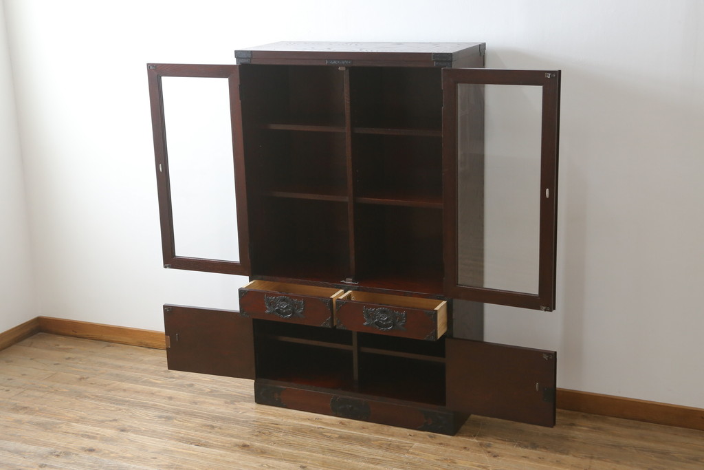 中古　欅産業　拭き漆塗り　立派な金具が目を引く仙台箪笥キャビネット(水屋箪笥、食器棚、戸棚、収納棚)(定価約55万円)(R-057082)