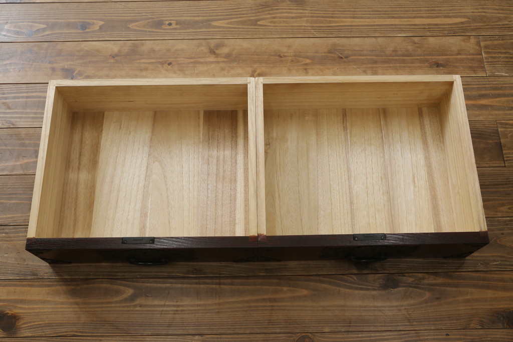中古　欅産業　拭き漆塗り　立派な金具が目を引く仙台箪笥キャビネット(水屋箪笥、食器棚、戸棚、収納棚)(定価約55万円)(R-057082)