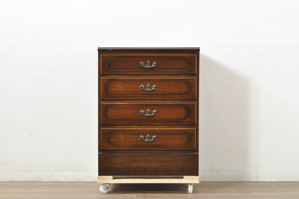 中古　美品　カリモク家具(karimoku)　COLONIAL(コロニアル)シリーズ　QC1904　カントリースタイルのお部屋作りにおすすめのおしゃれなチェスト(サイドチェスト、引き出し)(R-080389)