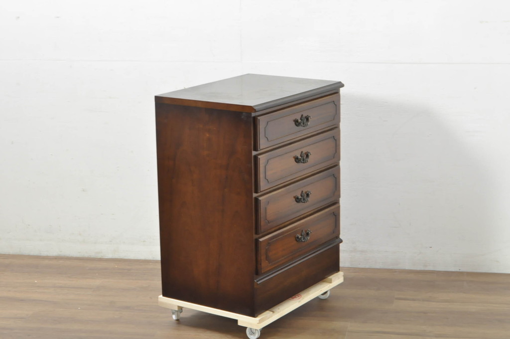 中古　美品　カリモク家具(karimoku)　COLONIAL(コロニアル)シリーズ　QC1904　カントリースタイルのお部屋作りにおすすめのおしゃれなチェスト(サイドチェスト、引き出し)(R-080389)