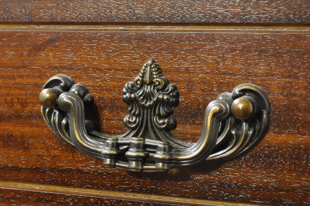中古　美品　カリモク家具(karimoku)　COLONIAL(コロニアル)シリーズ　QC1904　カントリースタイルのお部屋作りにおすすめのおしゃれなチェスト(サイドチェスト、引き出し)(R-080389)