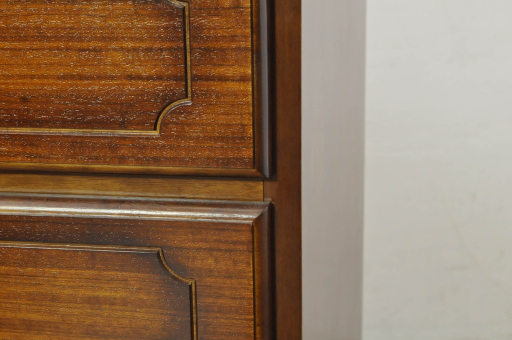 中古　美品　カリモク家具(karimoku)　COLONIAL(コロニアル)シリーズ　QC1904　カントリースタイルのお部屋作りにおすすめのおしゃれなチェスト(サイドチェスト、引き出し)(R-080389)