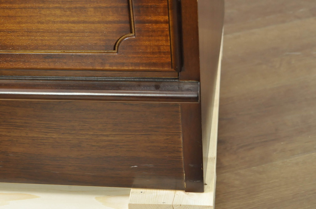 中古　美品　カリモク家具(karimoku)　COLONIAL(コロニアル)シリーズ　QC1904　カントリースタイルのお部屋作りにおすすめのおしゃれなチェスト(サイドチェスト、引き出し)(R-080389)