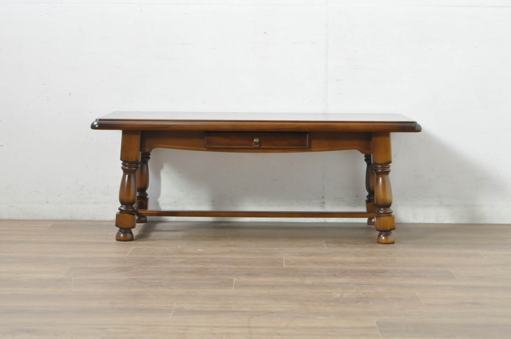 中古　美品　カリモク家具(karimoku)　COLONIAL(コロニアル)シリーズ　　カントリースタイルのお部屋作りにおすすめのおしゃれな引き出し付きローテーブル(サイドテーブル、センターテーブル、リビングテーブル)(R-080391)