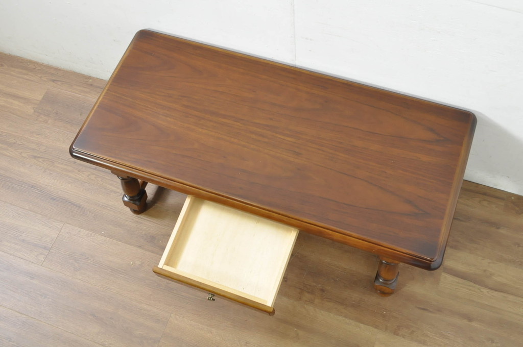中古　美品　カリモク家具(karimoku)　COLONIAL(コロニアル)シリーズ　　カントリースタイルのお部屋作りにおすすめのおしゃれな引き出し付きローテーブル(サイドテーブル、センターテーブル、リビングテーブル)(R-080391)