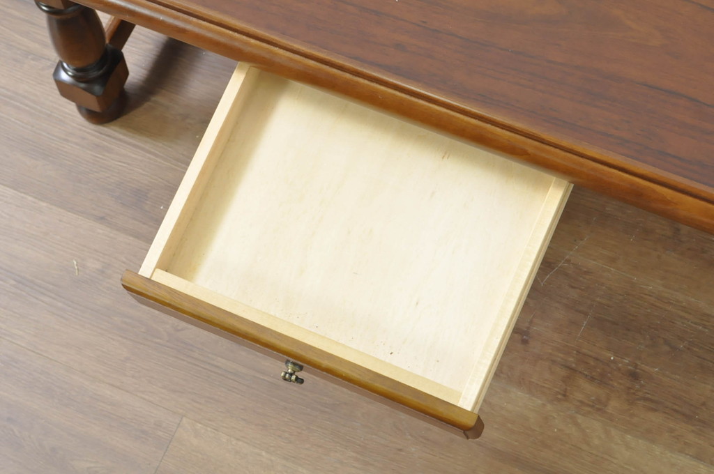 中古　美品　カリモク家具(karimoku)　COLONIAL(コロニアル)シリーズ　　カントリースタイルのお部屋作りにおすすめのおしゃれな引き出し付きローテーブル(サイドテーブル、センターテーブル、リビングテーブル)(R-080391)