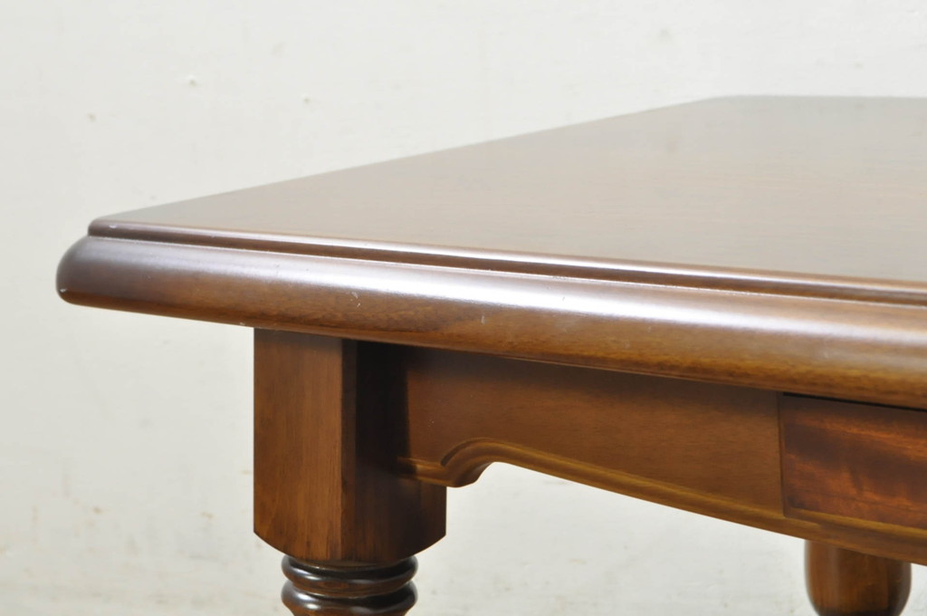 中古　美品　カリモク家具(karimoku)　COLONIAL(コロニアル)シリーズ　　カントリースタイルのお部屋作りにおすすめのおしゃれな引き出し付きローテーブル(サイドテーブル、センターテーブル、リビングテーブル)(R-080391)