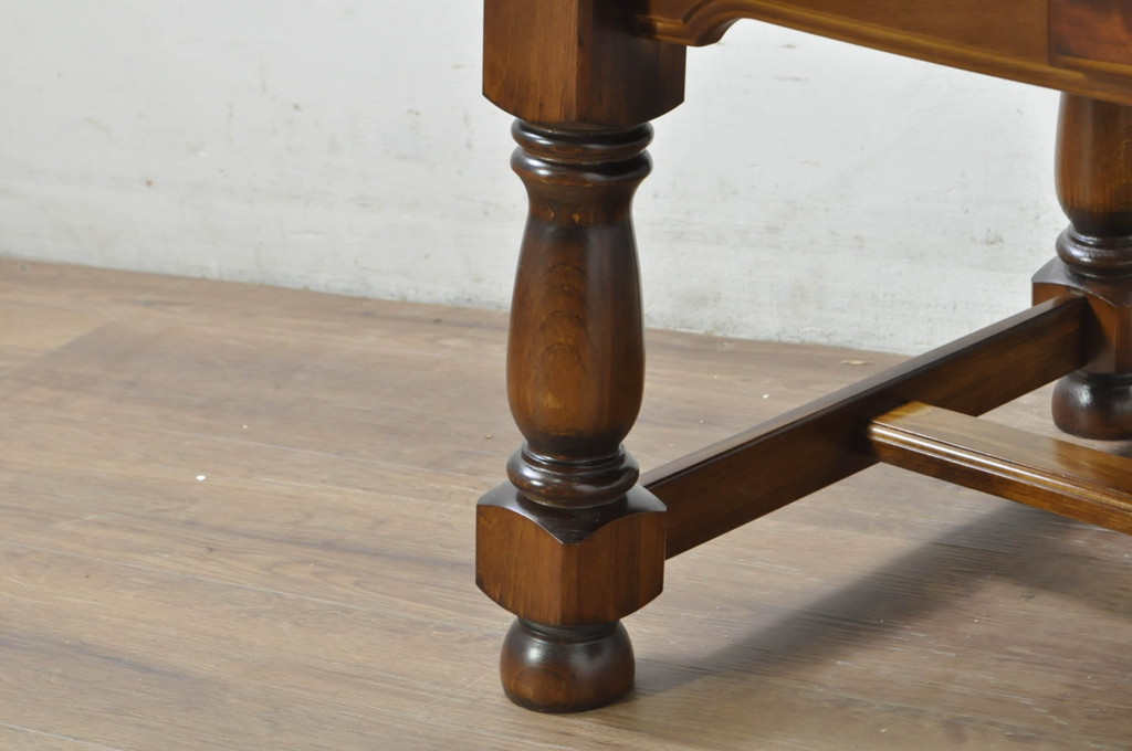 中古　美品　カリモク家具(karimoku)　COLONIAL(コロニアル)シリーズ　　カントリースタイルのお部屋作りにおすすめのおしゃれな引き出し付きローテーブル(サイドテーブル、センターテーブル、リビングテーブル)(R-080391)
