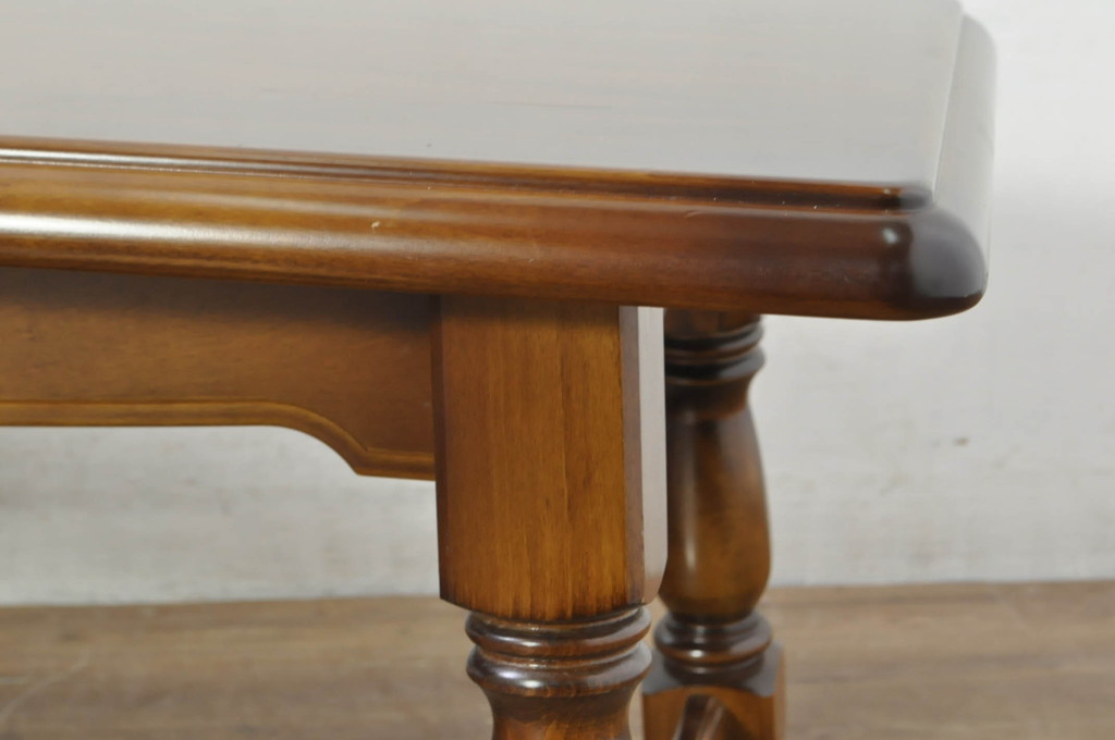 中古　美品　カリモク家具(karimoku)　COLONIAL(コロニアル)シリーズ　　カントリースタイルのお部屋作りにおすすめのおしゃれな引き出し付きローテーブル(サイドテーブル、センターテーブル、リビングテーブル)(R-080391)