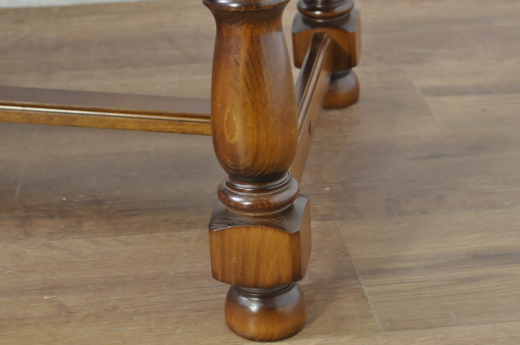 中古　美品　カリモク家具(karimoku)　COLONIAL(コロニアル)シリーズ　　カントリースタイルのお部屋作りにおすすめのおしゃれな引き出し付きローテーブル(サイドテーブル、センターテーブル、リビングテーブル)(R-080391)