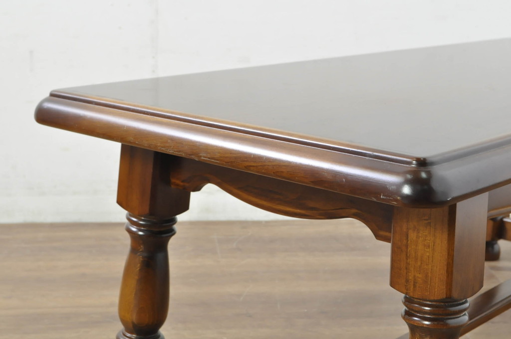 中古　美品　カリモク家具(karimoku)　COLONIAL(コロニアル)シリーズ　　カントリースタイルのお部屋作りにおすすめのおしゃれな引き出し付きローテーブル(サイドテーブル、センターテーブル、リビングテーブル)(R-080391)