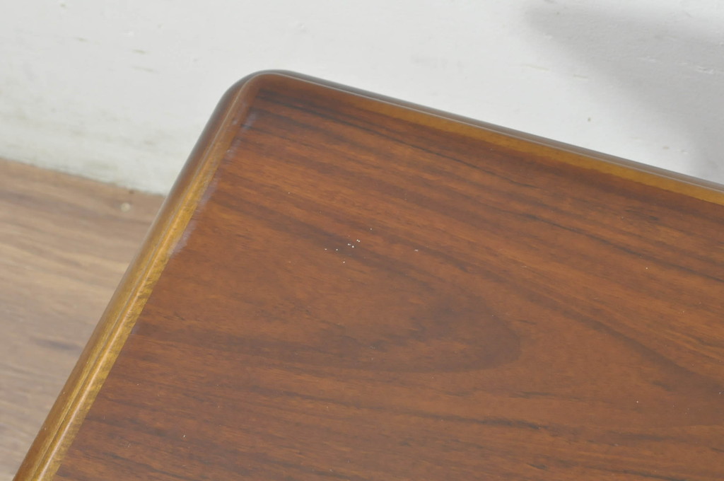 中古　美品　カリモク家具(karimoku)　COLONIAL(コロニアル)シリーズ　　カントリースタイルのお部屋作りにおすすめのおしゃれな引き出し付きローテーブル(サイドテーブル、センターテーブル、リビングテーブル)(R-080391)