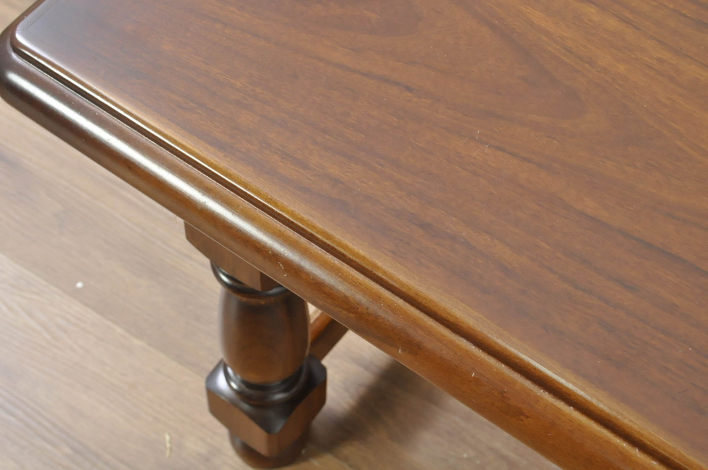 中古　美品　カリモク家具(karimoku)　COLONIAL(コロニアル)シリーズ　　カントリースタイルのお部屋作りにおすすめのおしゃれな引き出し付きローテーブル(サイドテーブル、センターテーブル、リビングテーブル)(R-080391)