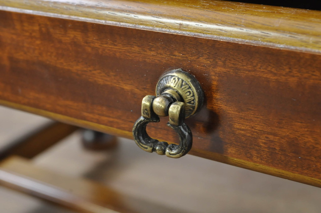 中古　美品　カリモク家具(karimoku)　COLONIAL(コロニアル)シリーズ　　カントリースタイルのお部屋作りにおすすめのおしゃれな引き出し付きローテーブル(サイドテーブル、センターテーブル、リビングテーブル)(R-080391)