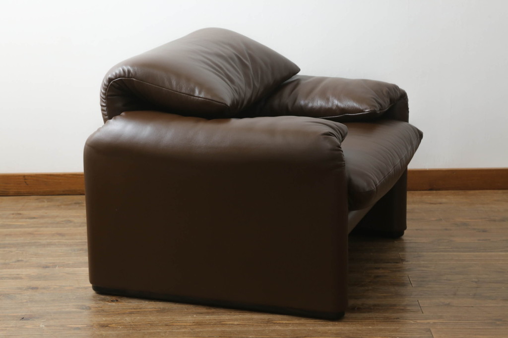 中古　美品　Cassina(カッシーナ)　MARALUNGA(マラルンガ)　本革(レザー)　高級感漂う佇まいが魅力の1人掛けソファ(アームチェア、一人掛け、1P)(定価約100万円)(R-072841)