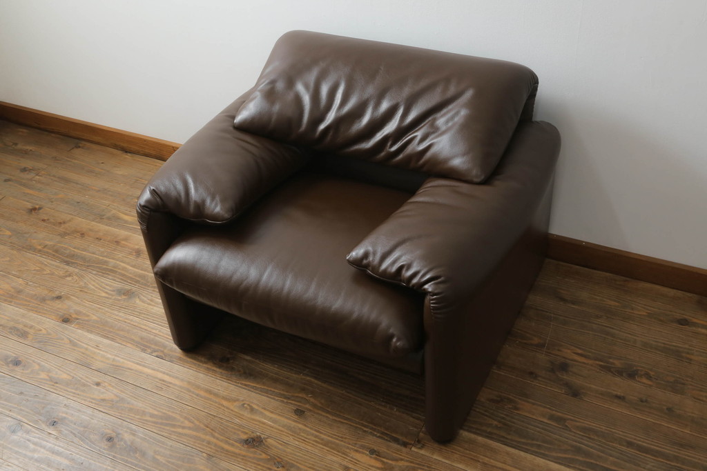 中古　美品　Cassina(カッシーナ)　MARALUNGA(マラルンガ)　本革(レザー)　高級感漂う佇まいが魅力の1人掛けソファ(アームチェア、一人掛け、1P)(定価約100万円)(R-072841)