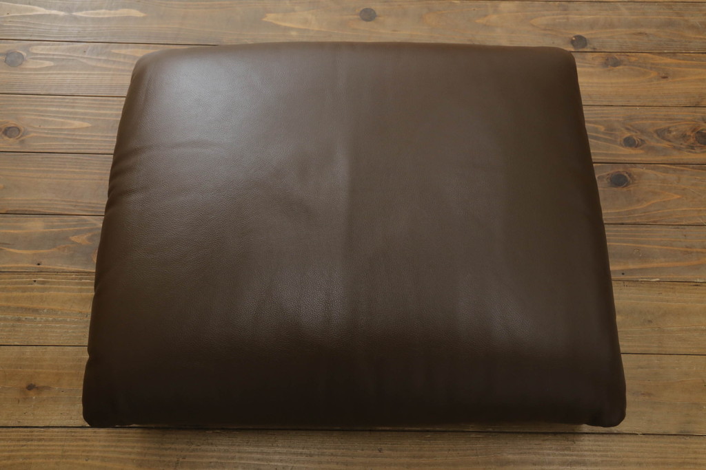 中古　美品　Cassina(カッシーナ)　MARALUNGA(マラルンガ)　本革(レザー)　高級感漂う佇まいが魅力の1人掛けソファ(アームチェア、一人掛け、1P)(定価約100万円)(R-072841)