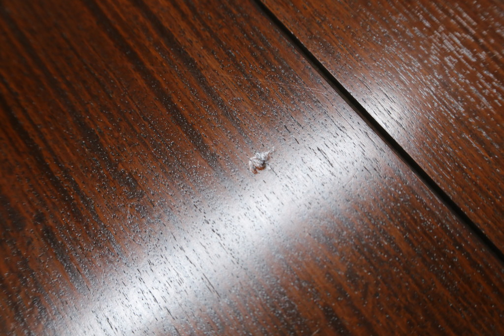 中古　大阪唐木指物　中澤唐木　紫檀(シタン)材　丸みを帯びたデザインの脚と帯板に施された彫刻が目を惹く座卓(ローテーブル、食卓、センターテーブル)(R-062760)