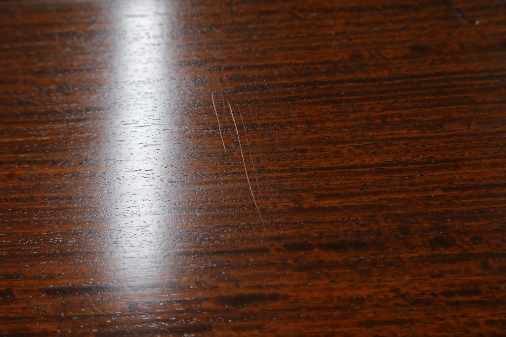 中古　大阪唐木指物　中澤唐木　紫檀(シタン)材　丸みを帯びたデザインの脚と帯板に施された彫刻が目を惹く座卓(ローテーブル、食卓、センターテーブル)(R-062760)