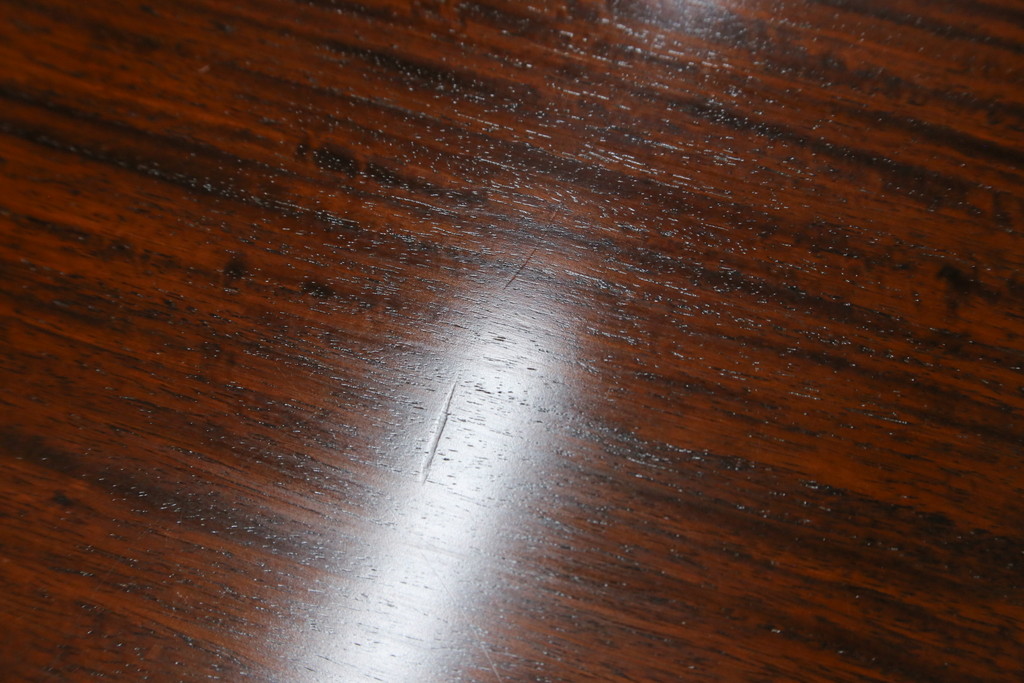 中古　大阪唐木指物　中澤唐木　紫檀(シタン)材　丸みを帯びたデザインの脚と帯板に施された彫刻が目を惹く座卓(ローテーブル、食卓、センターテーブル)(R-062760)