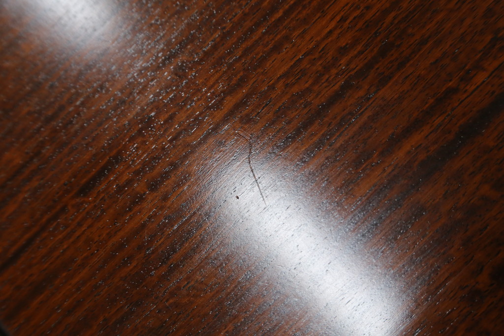 中古　大阪唐木指物　中澤唐木　紫檀(シタン)材　丸みを帯びたデザインの脚と帯板に施された彫刻が目を惹く座卓(ローテーブル、食卓、センターテーブル)(R-062760)