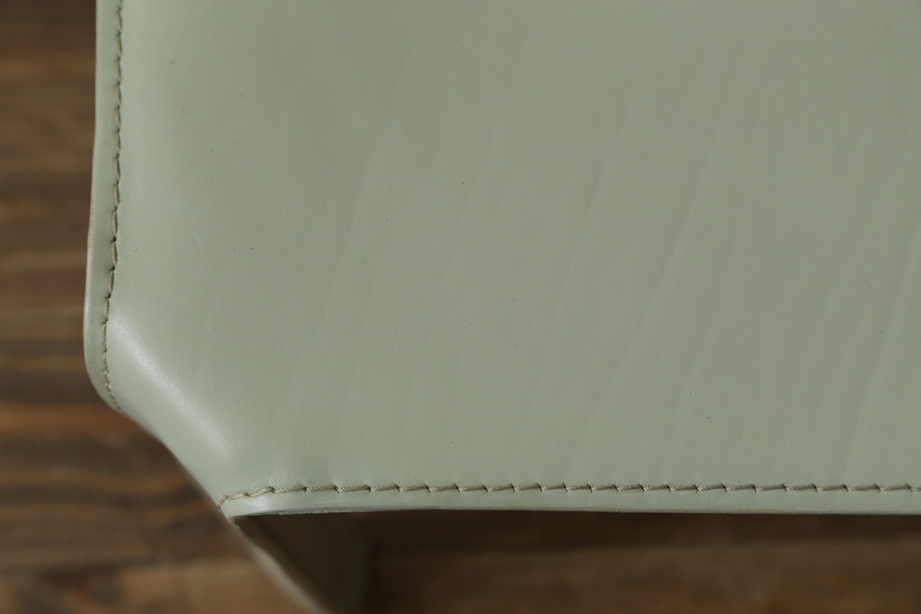 中古　Cassina(カッシーナ)　412　CAB(キャブ)　MARIO BELLINI(マリオベリーニ)　本革(レザー)　シンプルモダンな空間づくりに活躍するアームレスチェア(ダイニングチェア、椅子、イス)(定価約23万7千円)(R-073555)