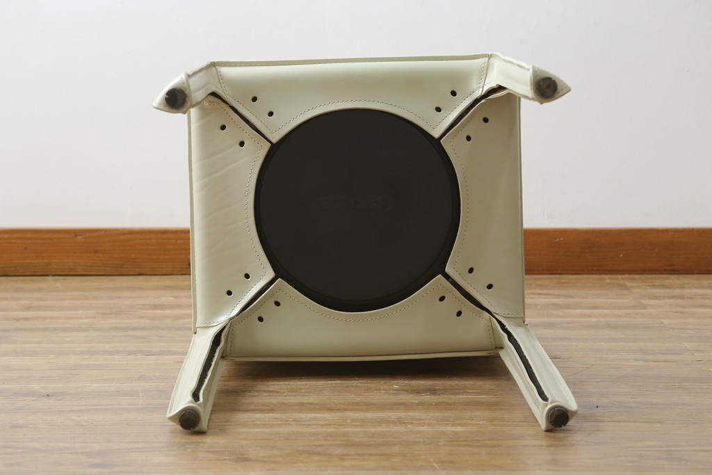 中古　Cassina(カッシーナ)　412　CAB(キャブ)　MARIO BELLINI(マリオベリーニ)　本革(レザー)　シンプルモダンな空間づくりに活躍するアームレスチェア(ダイニングチェア、椅子、イス)(定価約23万7千円)(R-073555)
