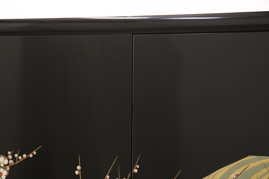 中古　香川漆器　伝統工芸士・小松庄一作　かくし付き　桐材　色彩豊かな漆絵が優美な存在感を放つ衣装箪笥(着物箪笥、収納箪笥、引き出し、桐箪笥)(定価約220万円)(R-051107)