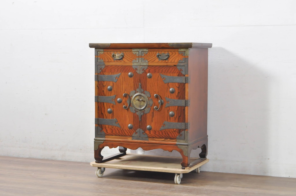 中古　美品　李朝　作りの良い真鍮(しんちゅう)金具が魅力的なキャビネット(サイドキャビネット、サイドテーブル、箪笥、収納棚、戸棚)(R-080379)