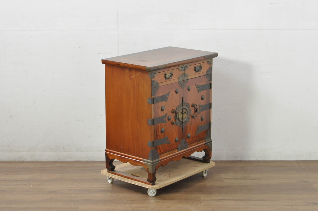 中古　美品　李朝　作りの良い真鍮(しんちゅう)金具が魅力的なキャビネット(サイドキャビネット、サイドテーブル、箪笥、収納棚、戸棚)(R-080379)