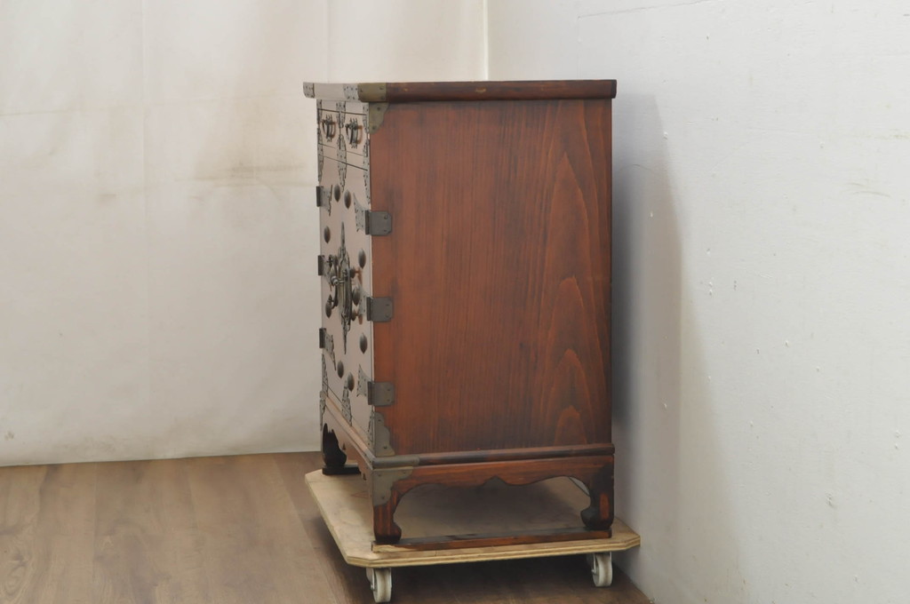 中古　美品　李朝　作りの良い真鍮(しんちゅう)金具が魅力的なキャビネット(サイドキャビネット、サイドテーブル、箪笥、収納棚、戸棚)(R-080379)
